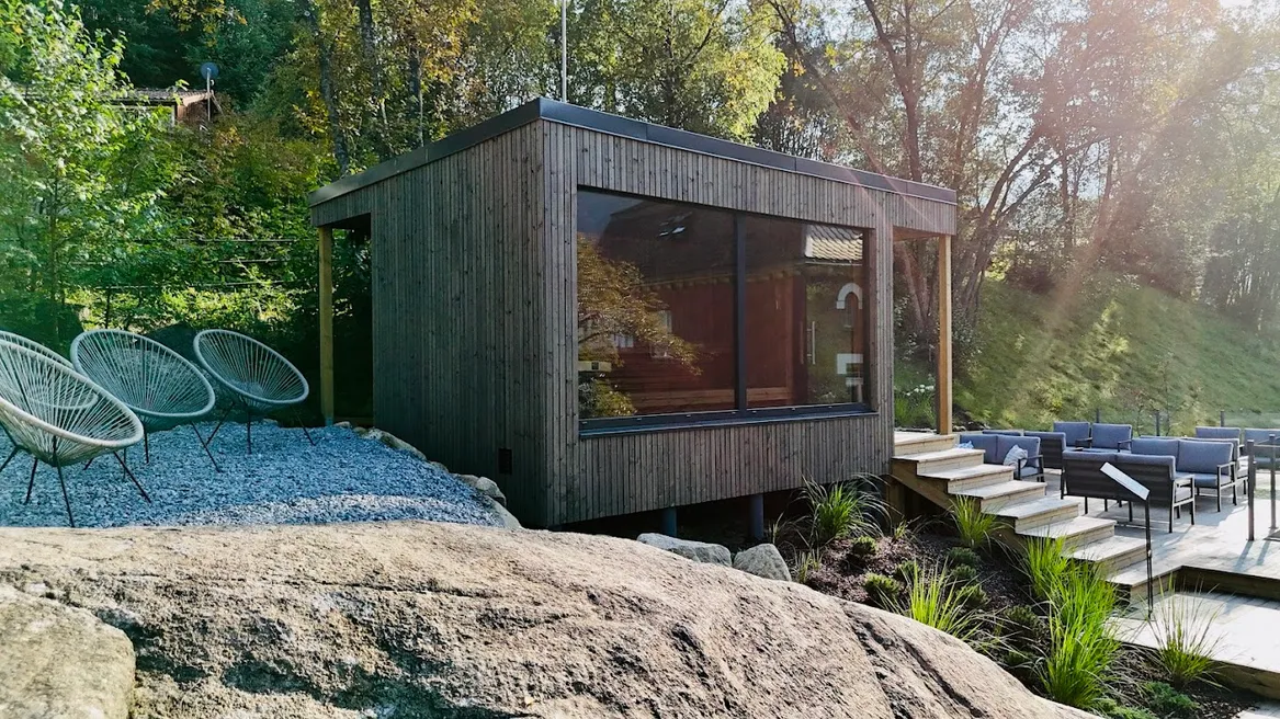 Sauna na skarpie z dużym oknem widokowym.