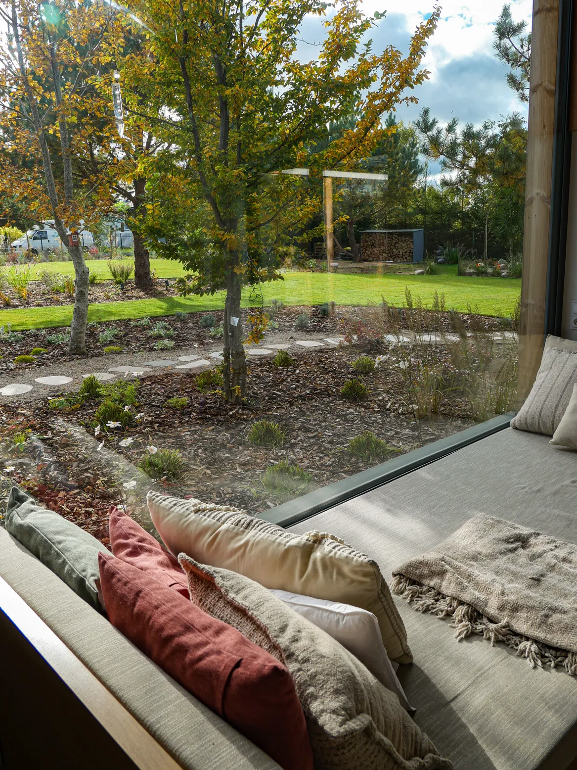 Widok na przedogródek z wnętrza domu.