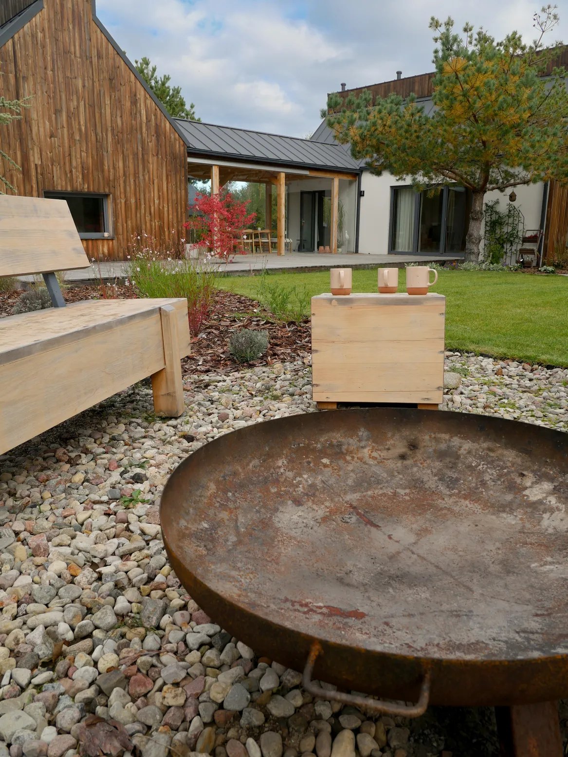 Strefa ogniska z cortenową misą.