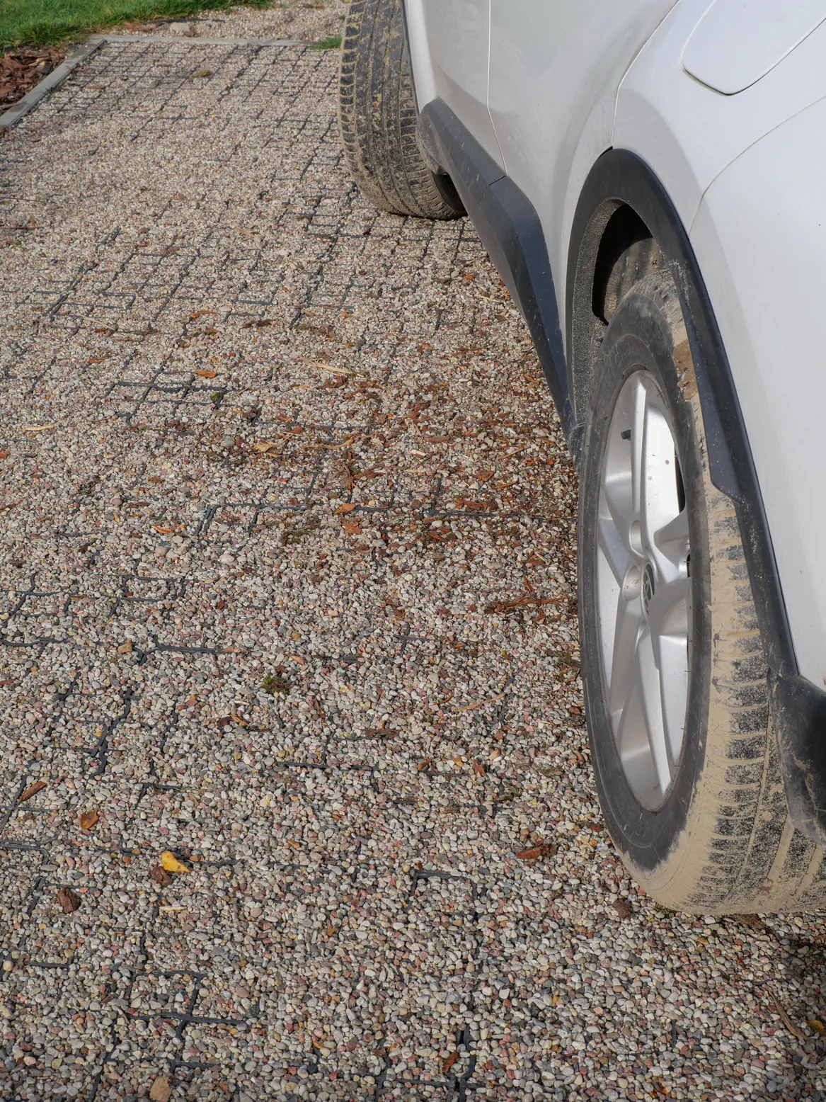 Podjazd z ekokraty wypełnionej drobnym żwirem.