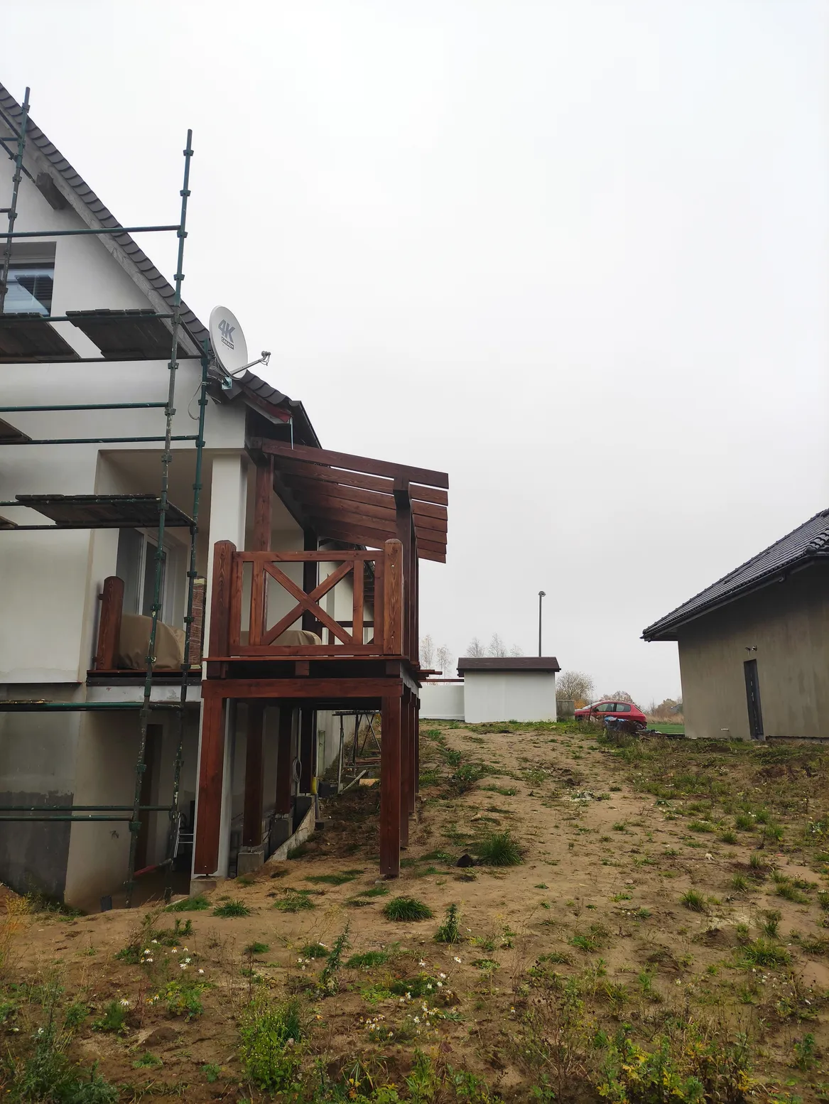 Bok ogrodu z trawnikiem - zdjęcie przed.