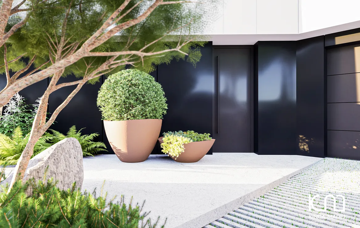 Duże donice ozdobne przed wejściem do domu. Rozchodnik i kula z ostrokrzewu.