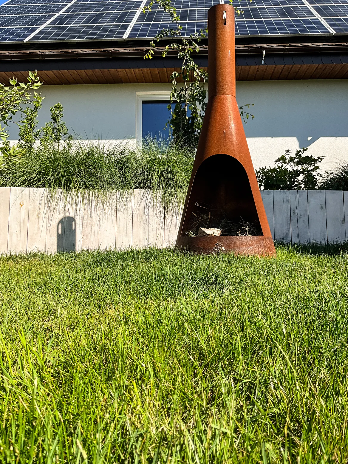 Palenisko cortenowe z kominem.