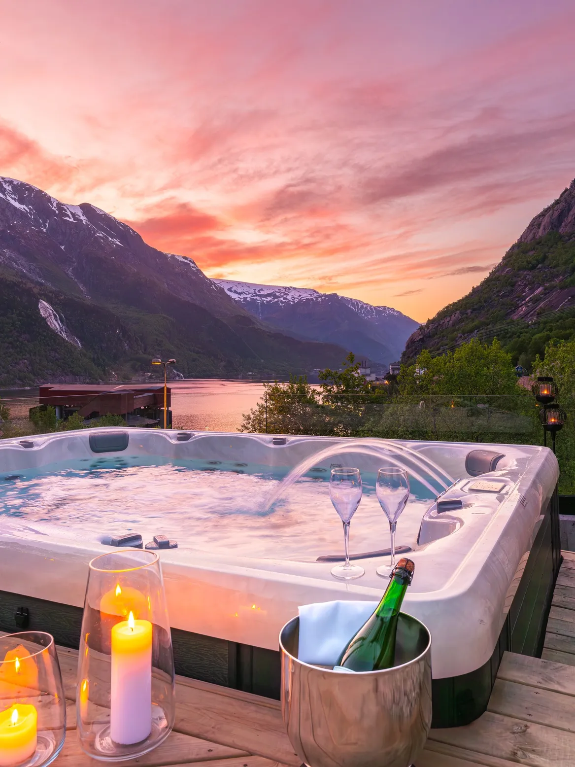 Widok na ford z jacuzzi.