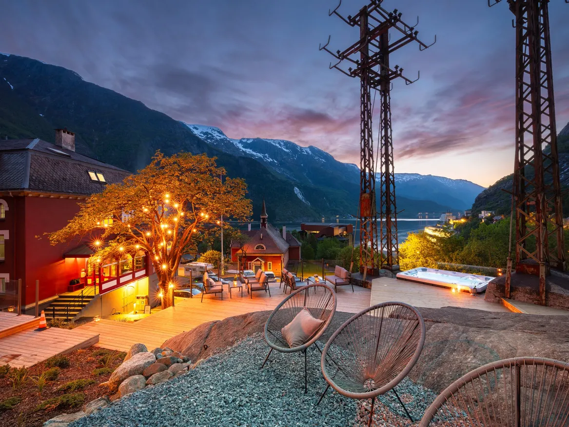 Widok z wysokości sauny. Po lewej jest hotel, na wprost rozciąga się widok na fiord.