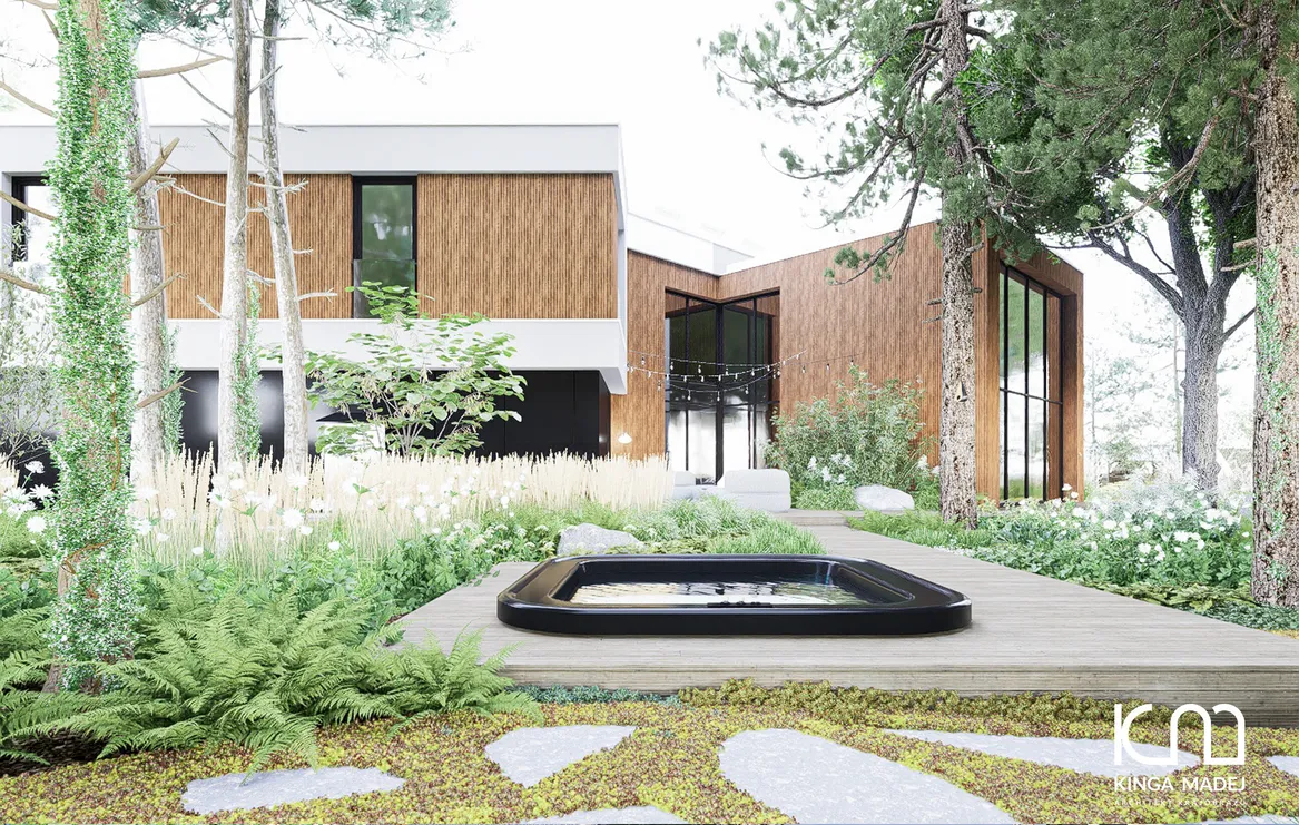 Jaccuzi zabudowane w drewnianym tarasie. Ścieżka z kamienia ciętego uzupełniona rozchodnikiem. Sosny porośnięte bluszczem.