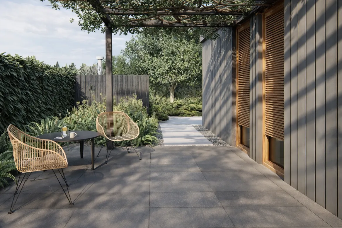 Taras kawiarniany pod pergolą porośniętą pnączem.