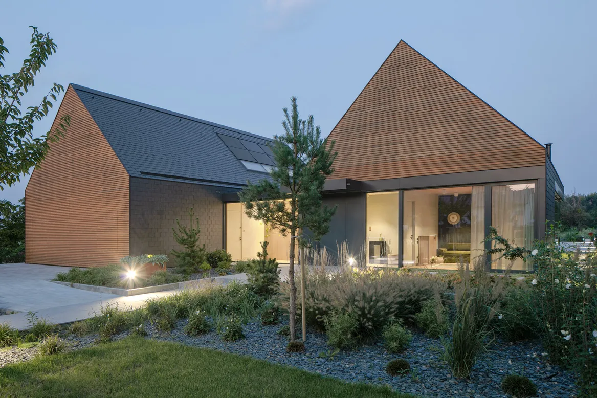 Dom nad rzeką w sochaczewie i rabata bylinowo-trawiasta. fot. Piotr Krajewski