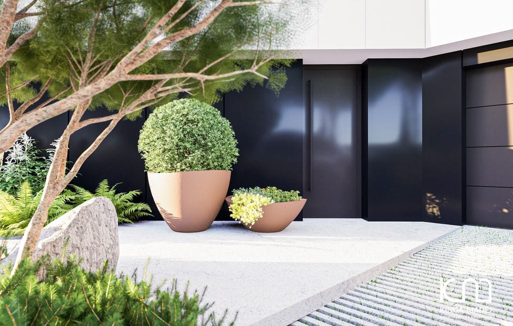 Donice przed wejściem do domu.