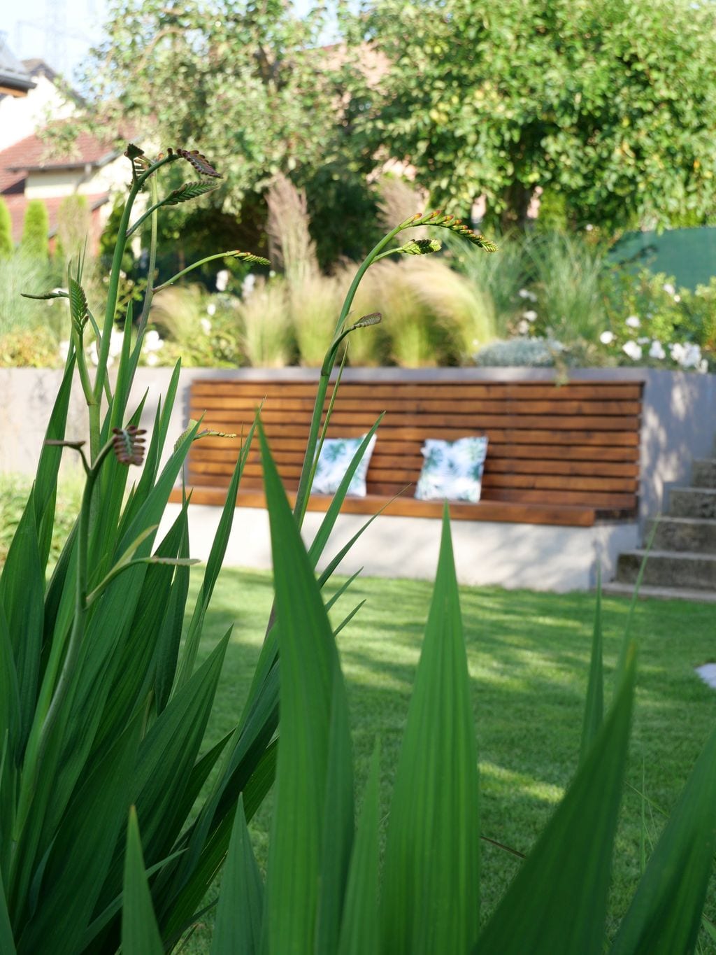 Drewniana ławka zbudowana na murze oporowym