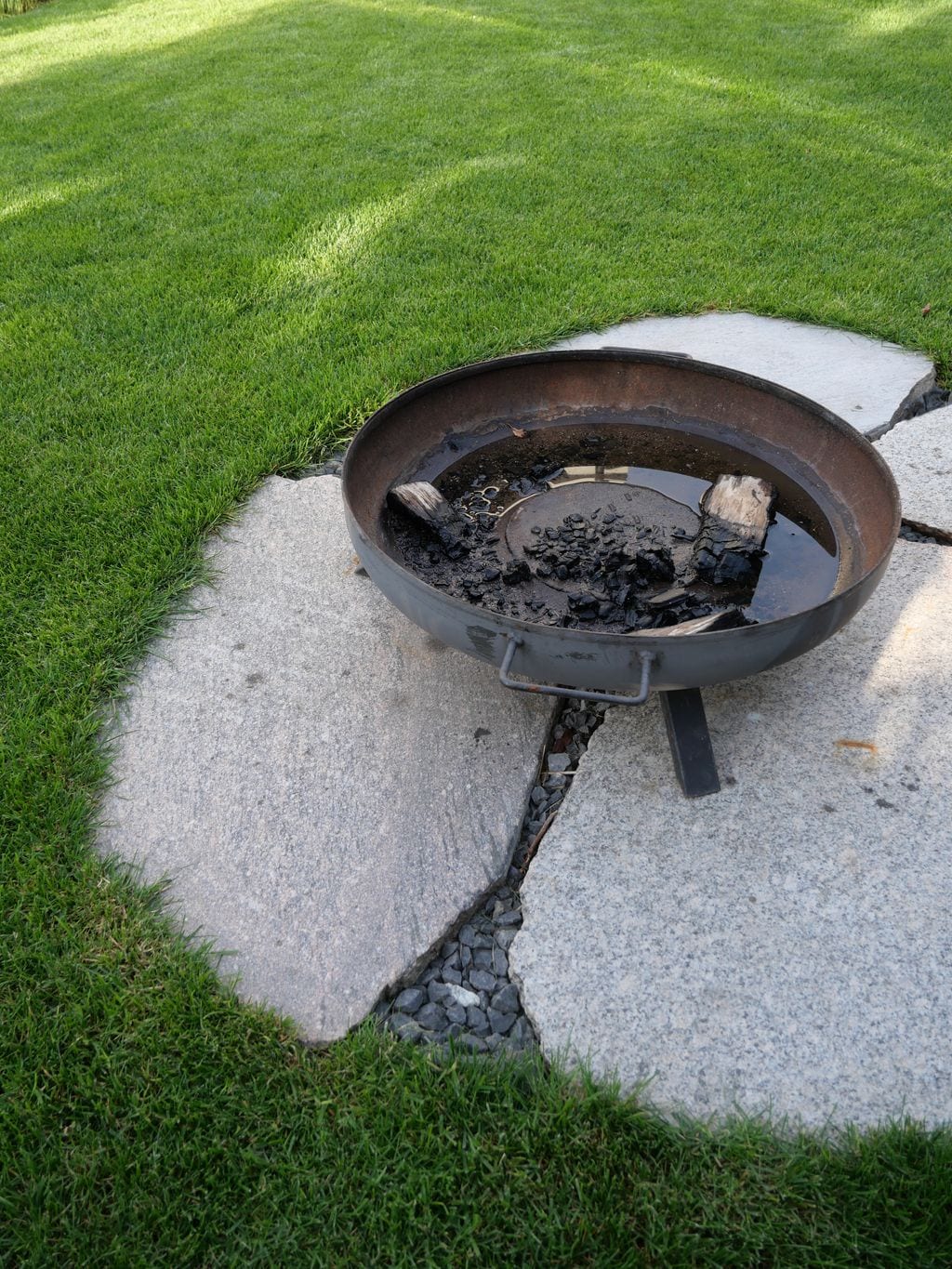 Misa ogniowa stojąca na kamiennych plastrach.