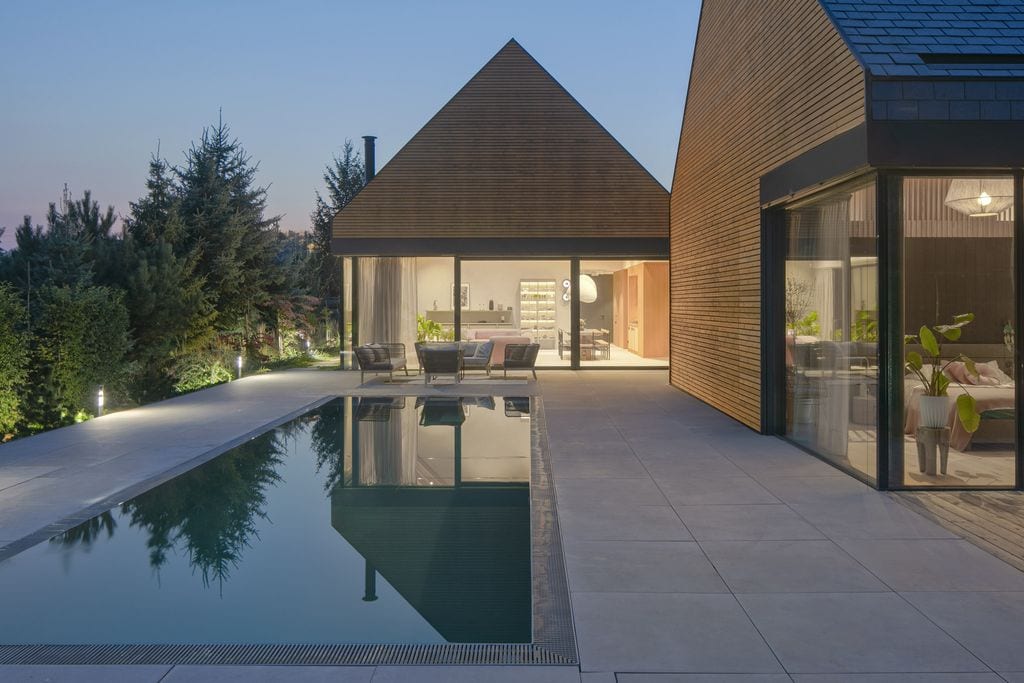 Taras gresowy z basenem. Prowadzą na niego wyjścia z sypialni i salonu. Fot. Piotr Krajewski