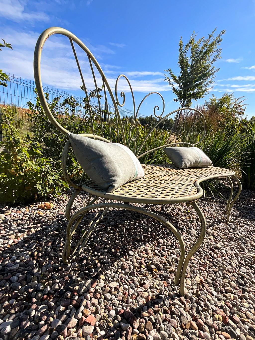 Ławka z motywem motyla