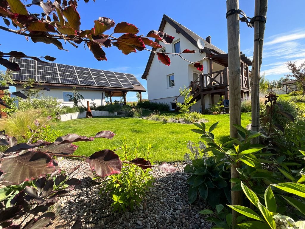 Widok na strefę ogniska, garaż i taras na poziomie +1