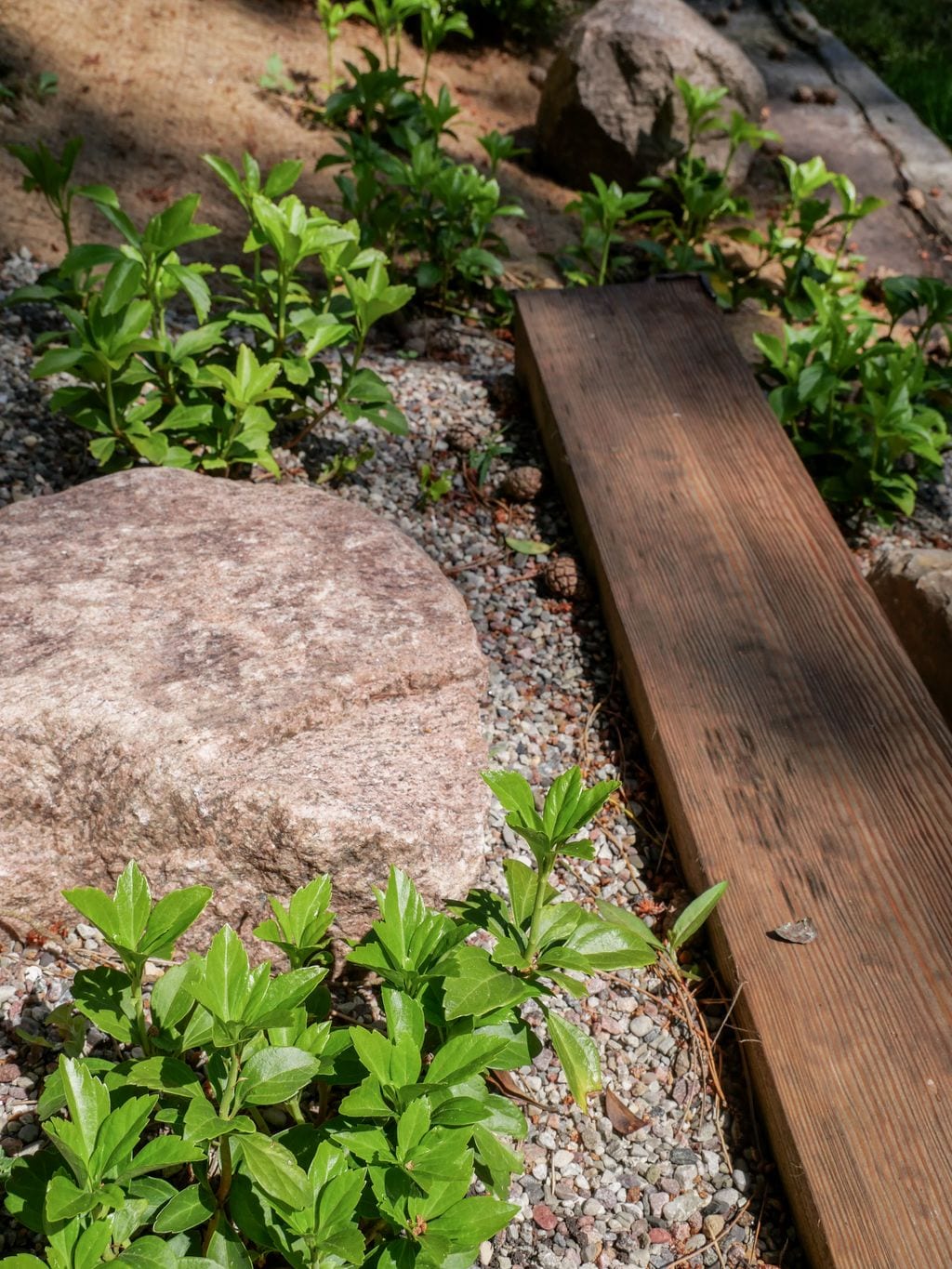 Zbliżenie na kamienie polne i stopnie z podkładów kolejowych