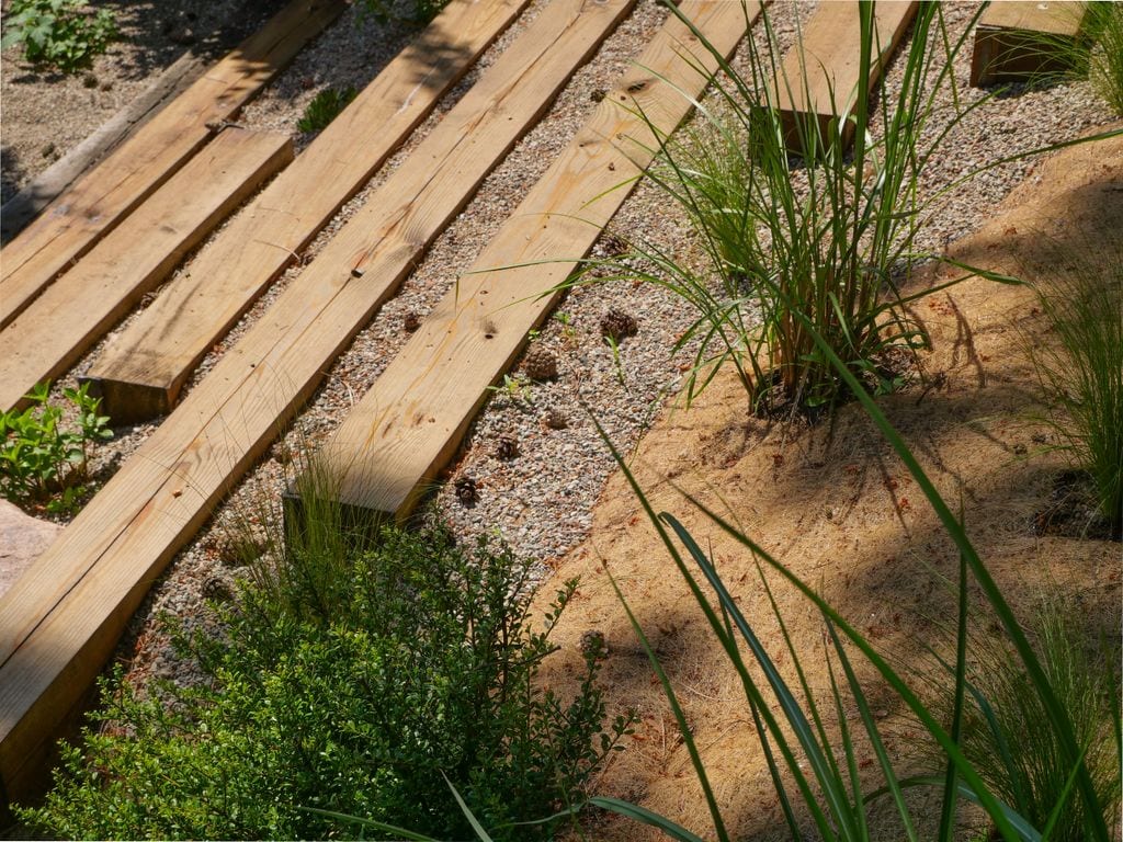 Zbliżenie na stopnie ogrodowe